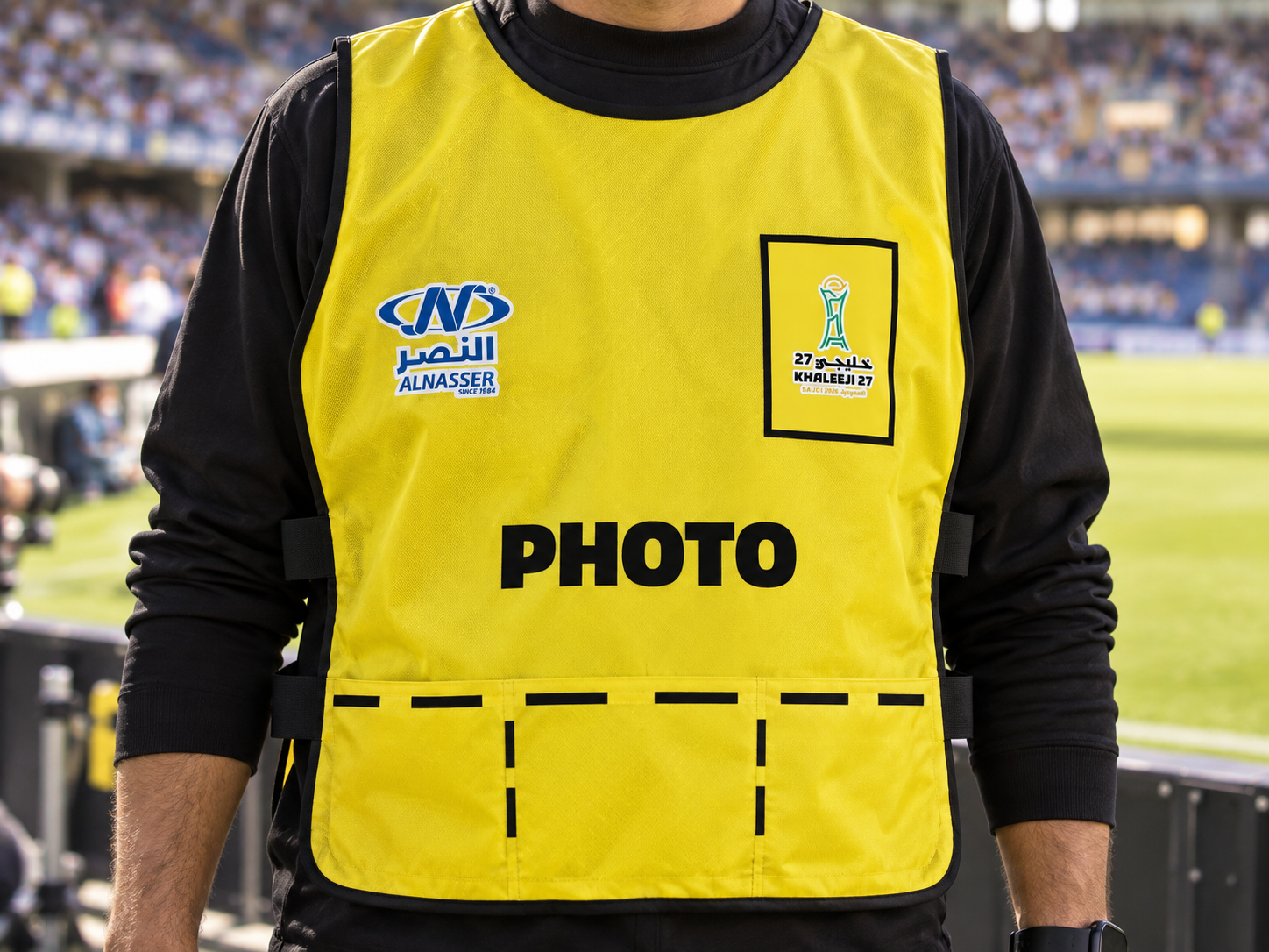 PHOTO staff bib visualized in natural fabric on a member of the stadium team